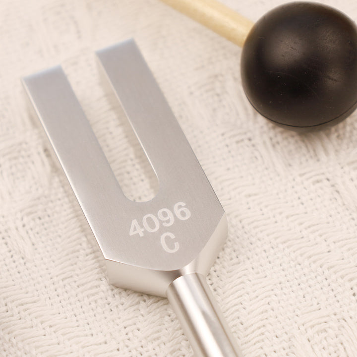 Tuning Fork 4096HZ Aluminum Alloy Crystal Tuning Fork with Hammer for Chakra Healing